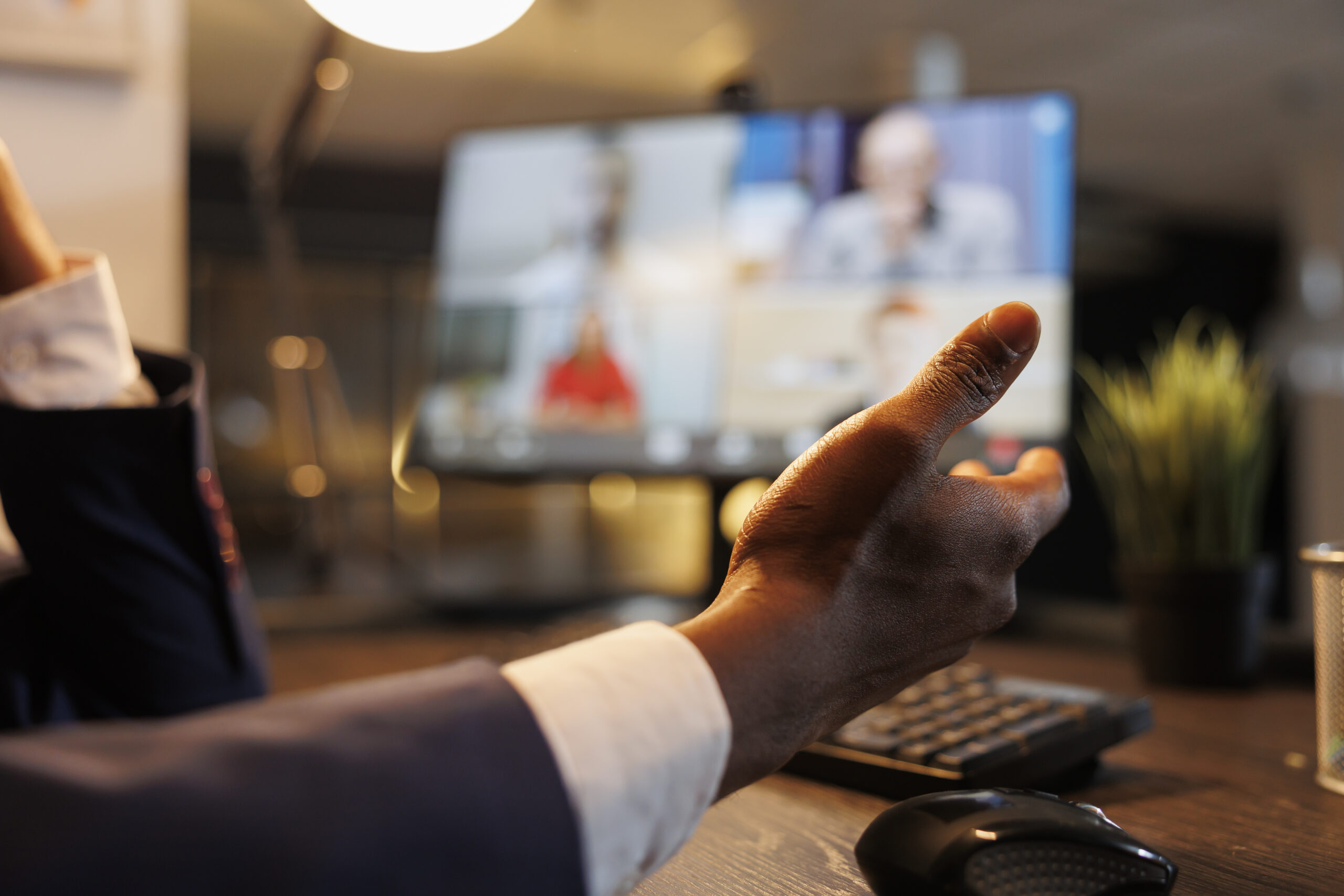Videochiamata aziendale con connessione instabile sul monitor